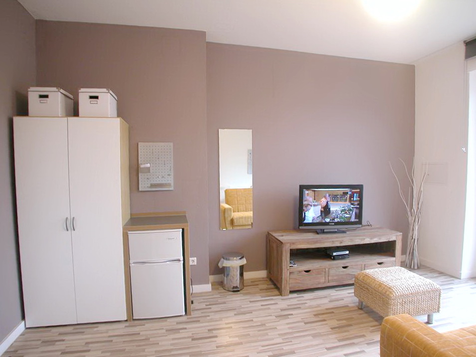 FLATmix.de / Helles, komplett möbliertes Zimmer mit WEST-Balkon in PB-Mitte - Photo 1