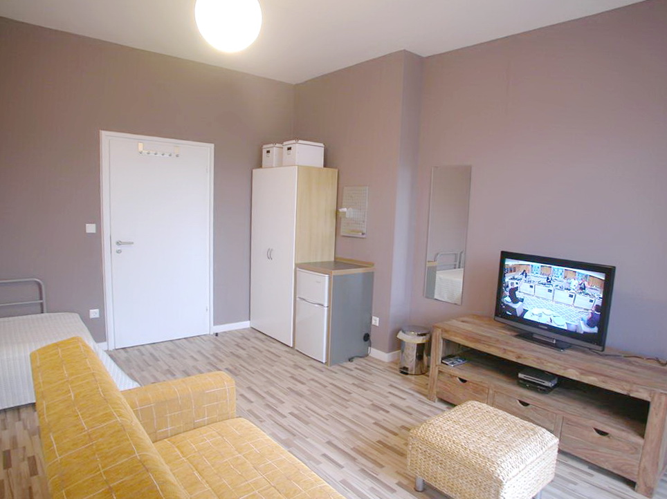 FLATmix.de / Helles, komplett möbliertes Zimmer mit WEST-Balkon in PB-Mitte - Photo 2