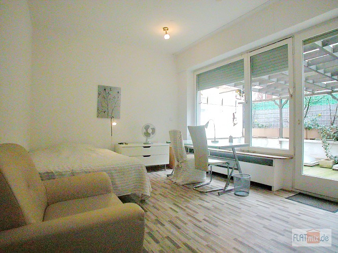 FLATmix.de / Helles, komplett möbliertes Zimmer mit Terrassenzugang in PB-Mitte - Photo 4