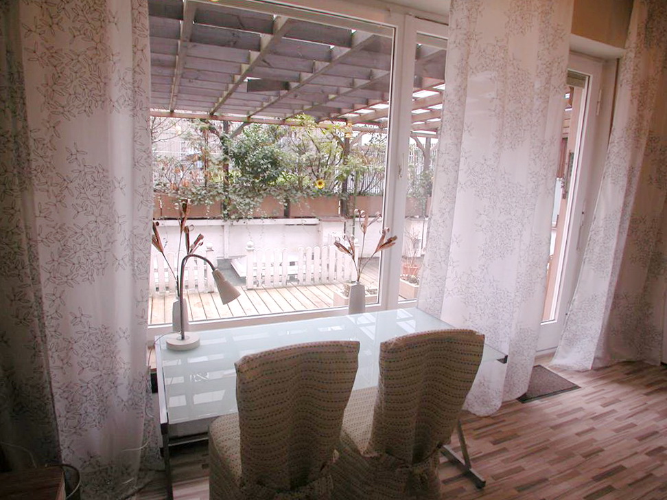 FLATmix.de / Helles, komplett möbliertes Zimmer mit Terrassenzugang in PB-Mitte - Photo 1